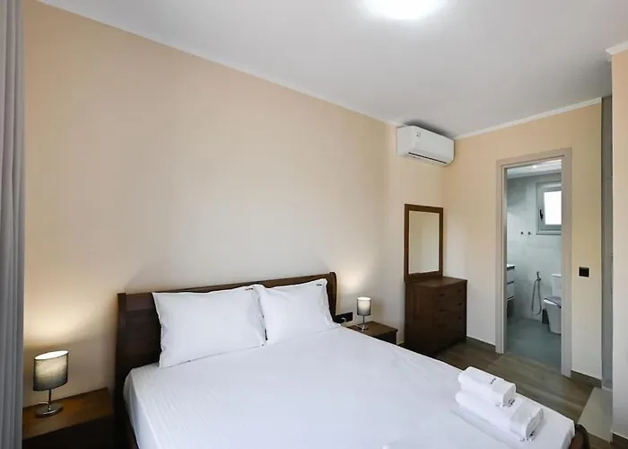 فيلة Small Halipoma Laertes Into Town Close Lefkáda