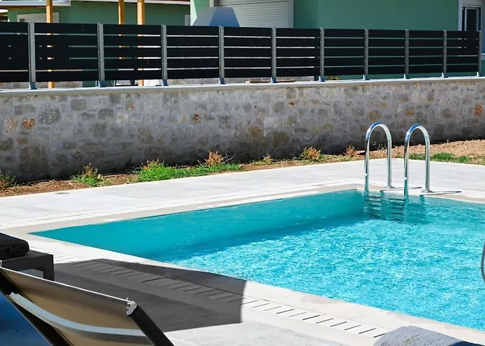 Small Halipoma Laertes Into Town Close