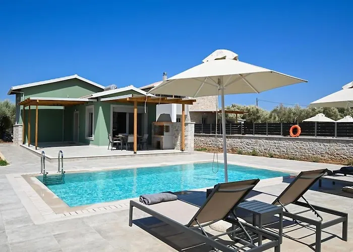 فيلة Small Halipoma Laertes Into Town Close Lefkáda